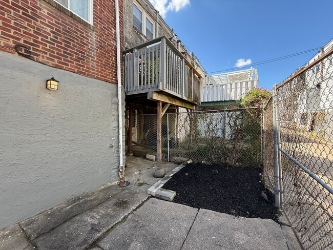 Building Photo - 1913 Elston St