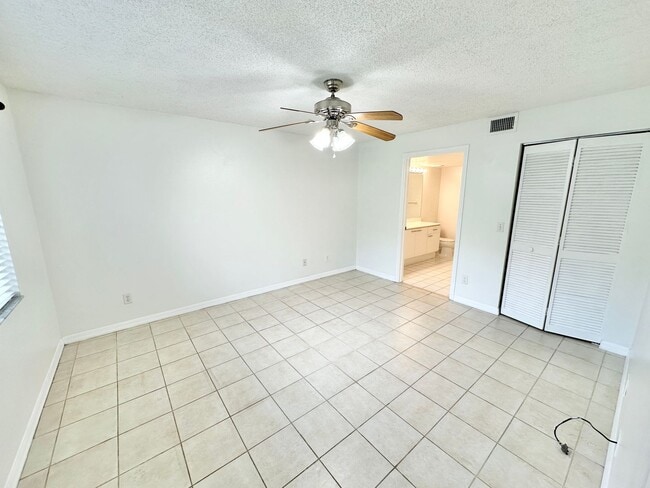 Building Photo - ** VILLAGES AT EMERALD LAKES ** 2 BED / 2 ...