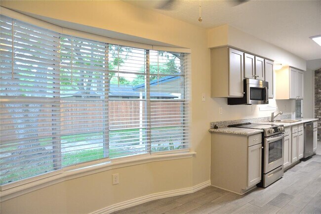 Building Photo - 16202 Barcelona Dr