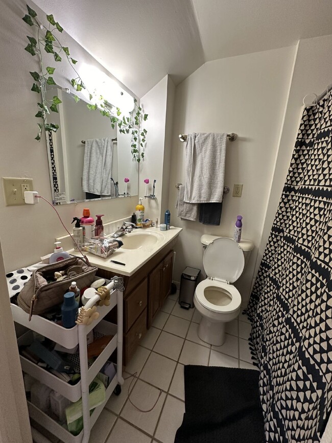 Building Photo - 3 Bed 1 Bath close to UWEC!