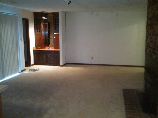 Building Photo - 4852 Rosewell Dr