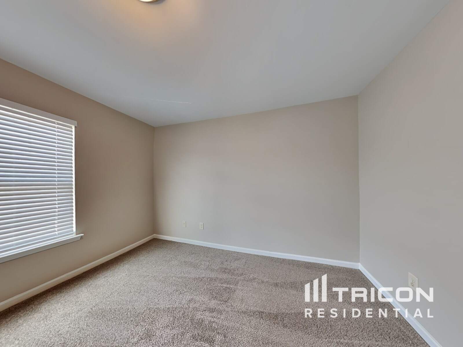 Building Photo - 102 Hill Crest Cir