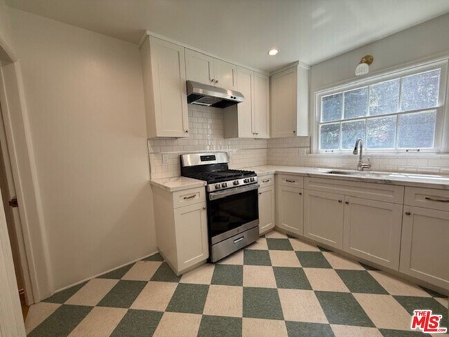 Building Photo - 2515 Canyon Dr