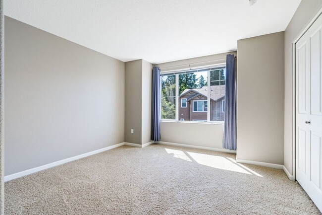 Building Photo - Timberland Falls/Cedar Mill Townhome - 2 b...