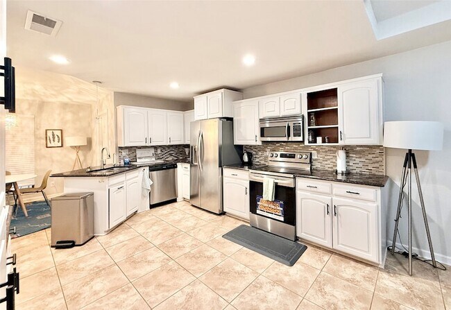 Building Photo - 16235 Red Wood Cir N