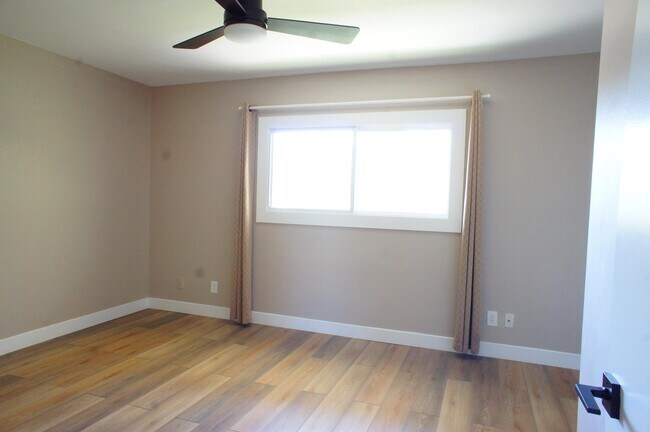 Building Photo - 3827 S Mill Ave