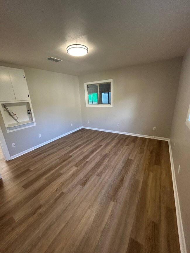 Building Photo - 815 W Main St