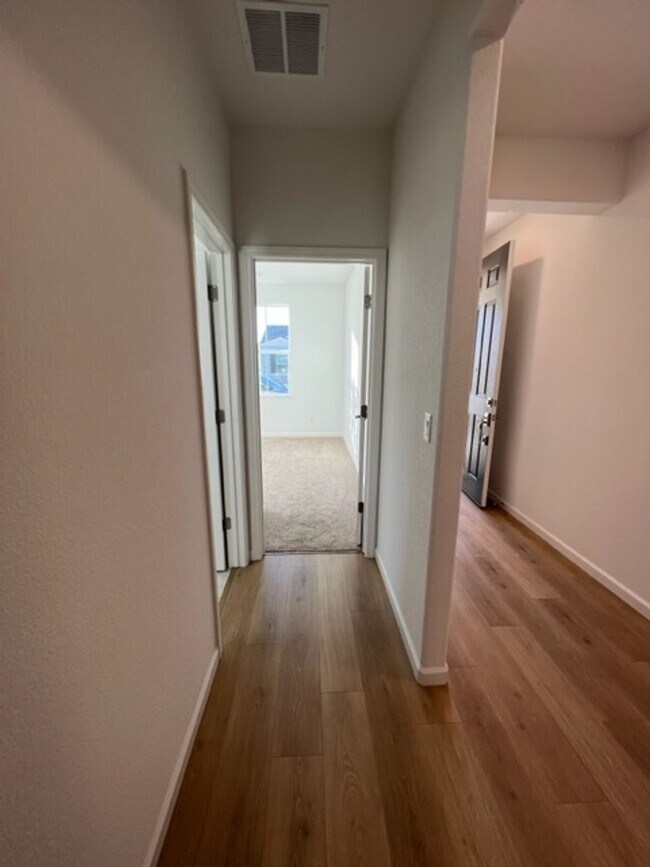 Building Photo - Beautiful 3 Bedroom and 2 Bathroom Home in Lincoln $2,995.00