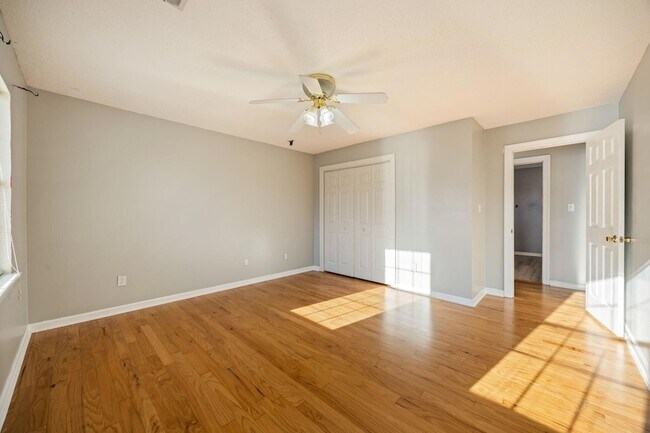 Building Photo - 1114 Rivershyre Dr