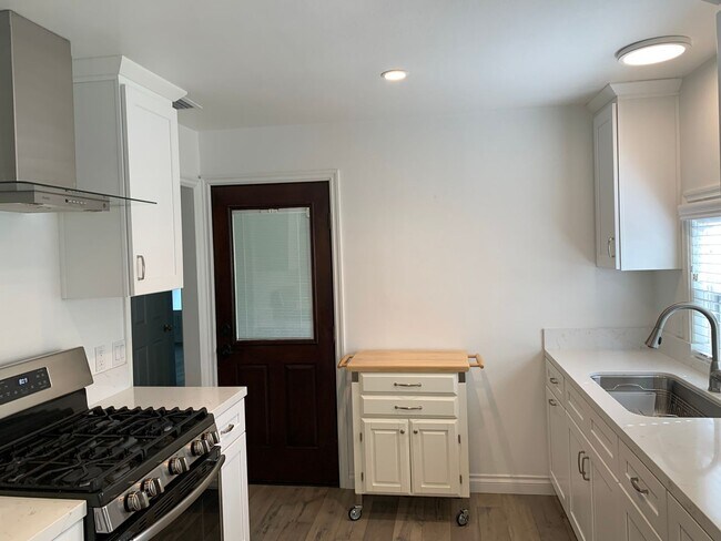 Building Photo - Charming 3+1 Canyon Country Cutie Nestled in the Hills!