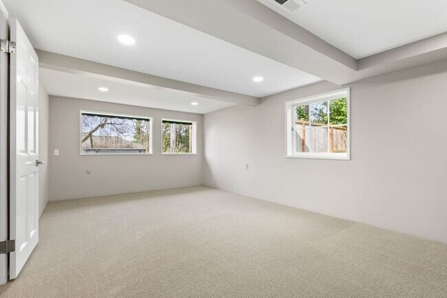 Building Photo - Sunny Air Conditioned Mercer Island Charmer!