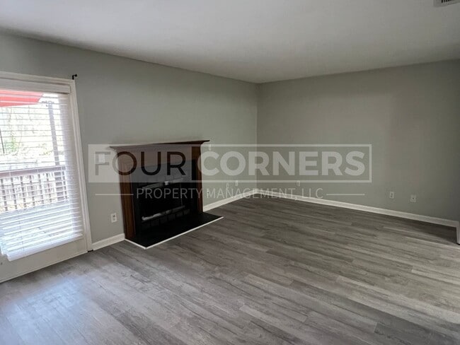 Building Photo - Beautiful 3 Bedroom 2.5 Bath Townhouse