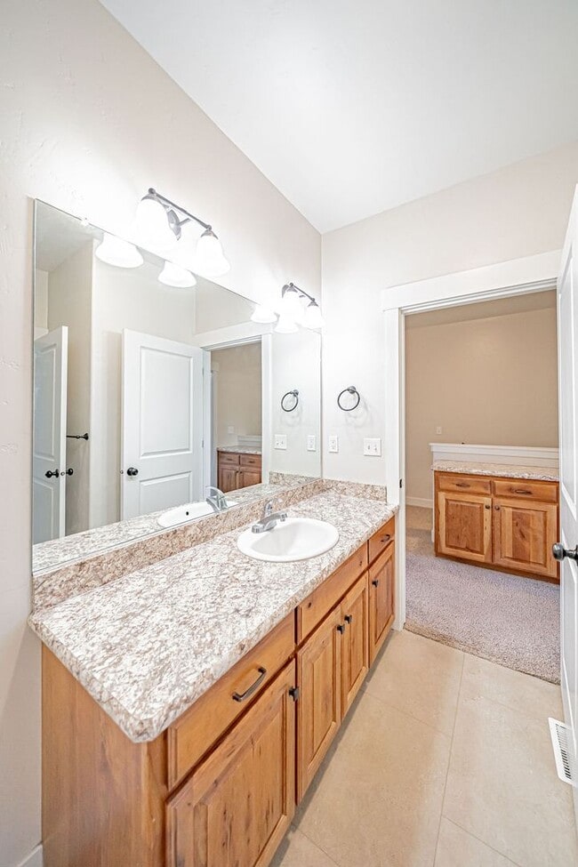 Building Photo - 3 bed 1.5 bath Townhome