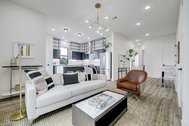 Building Photo - University Oaks – Modern Luxury Living in the Heart of Houston