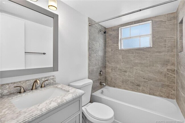 Building Photo - 1564 SE Royal Green Cir