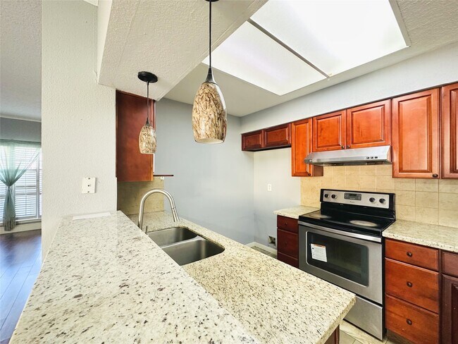 Building Photo - 7350 Kirby Dr