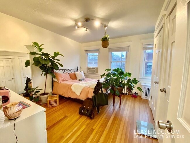 Building Photo - 2517 3rd St NE