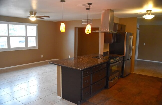 Building Photo - Awesome 5 Bed 2 Bath Home at ASU