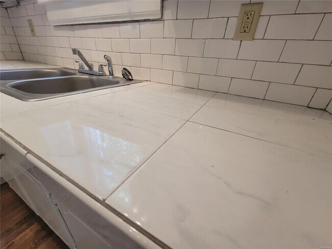 Building Photo - 2 Bedroom 1 Bath in Triplex in the Beautiful Garden District