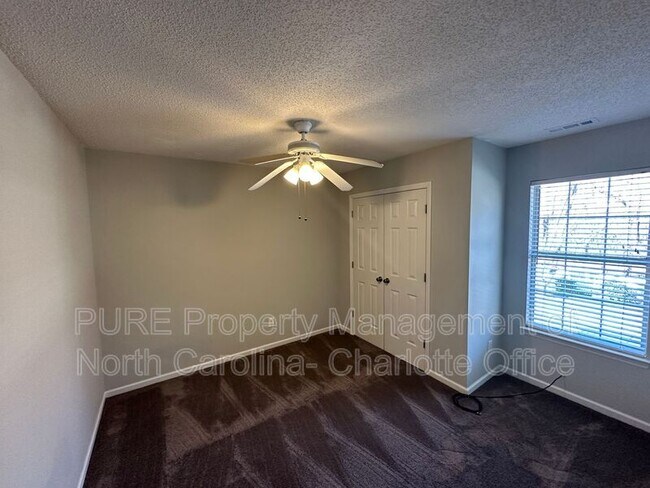 Building Photo - 12115 Landing Green Dr