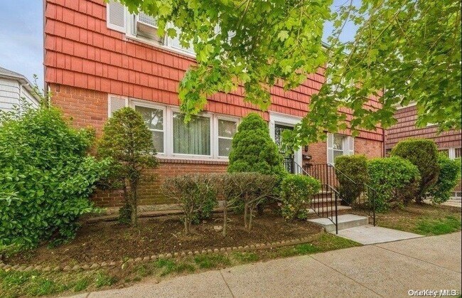Building Photo - 83-08 Langdale St