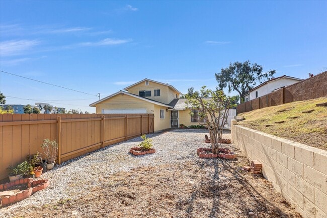 Building Photo - 2040 E 5th St