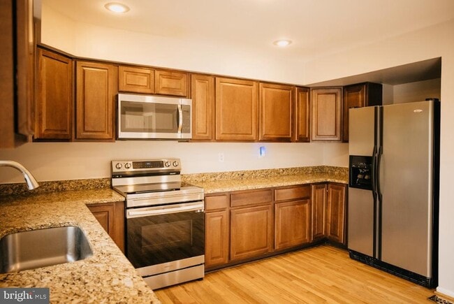 Building Photo - 394 Doral Ct