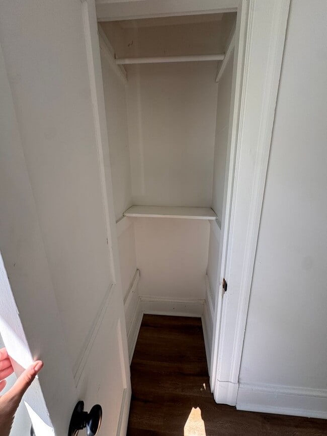 Building Photo - Spacious 2bed/1bath