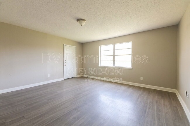 Building Photo - 4850 Bedford Dr