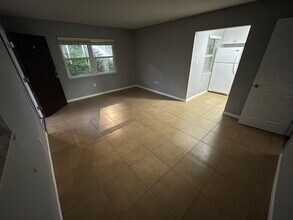 Building Photo - Amazing upstairs unit available, centrally located in Sarasota's best area.