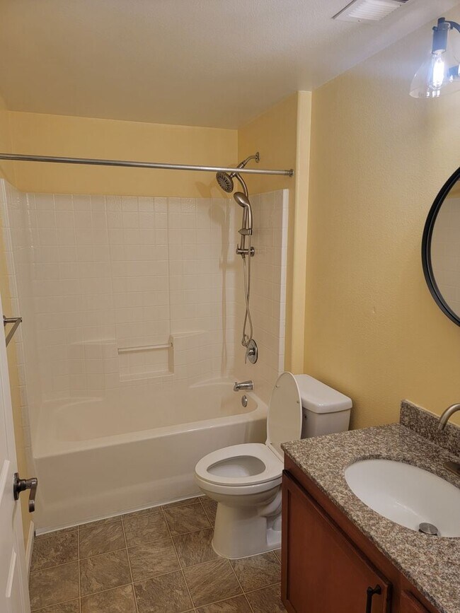 Building Photo - 3 Bedroom 2 Bath Condo