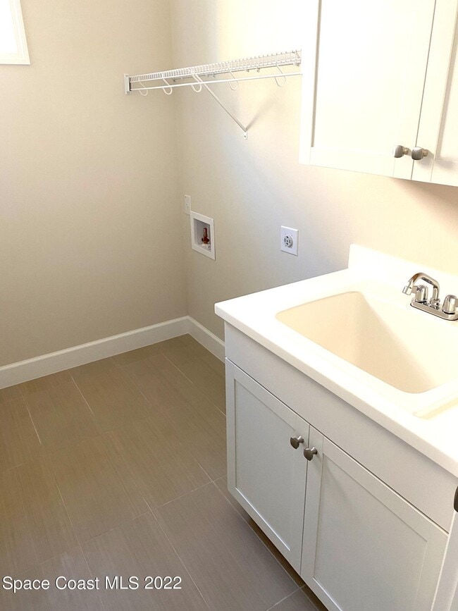 Building Photo - 8321 Paragrass Ave