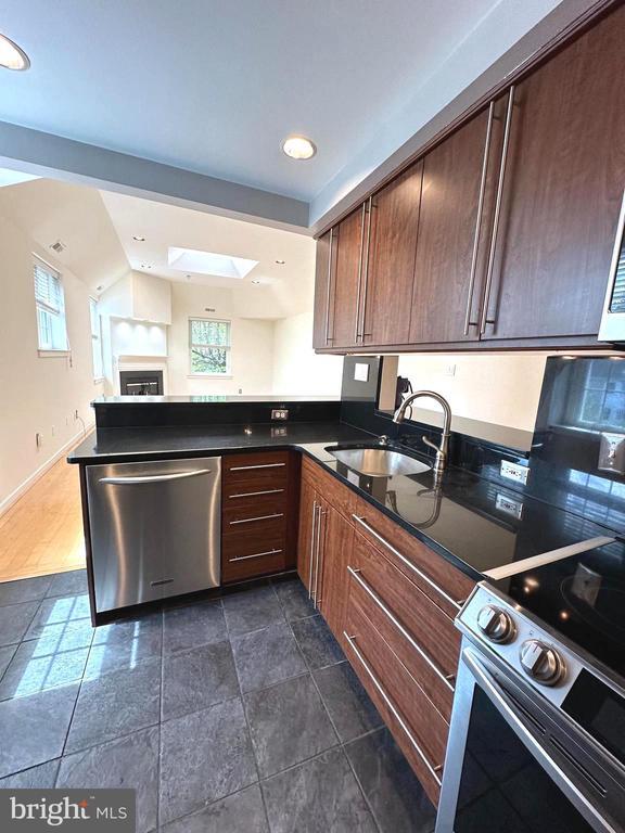 Building Photo - 104 Woodside Rd