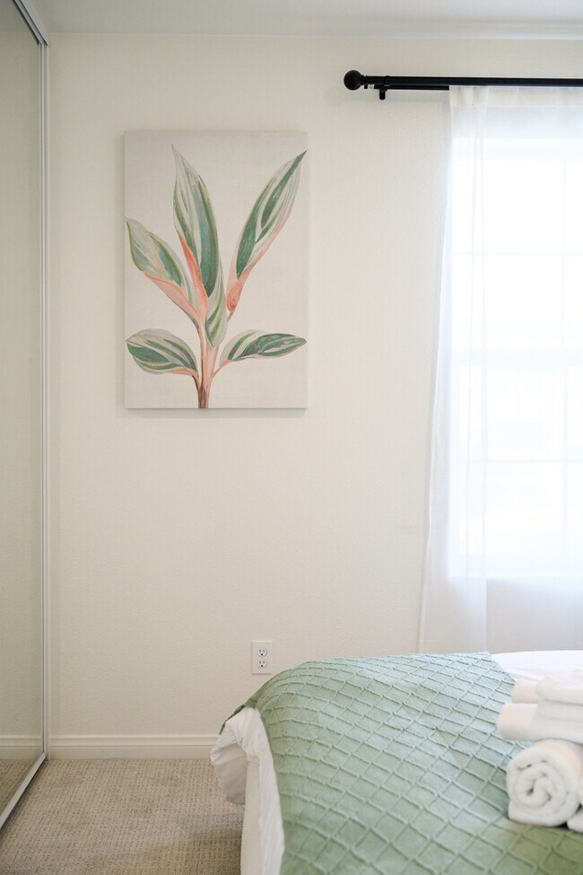 Building Photo - Fully Furnished with appliances Ontario Townhouse