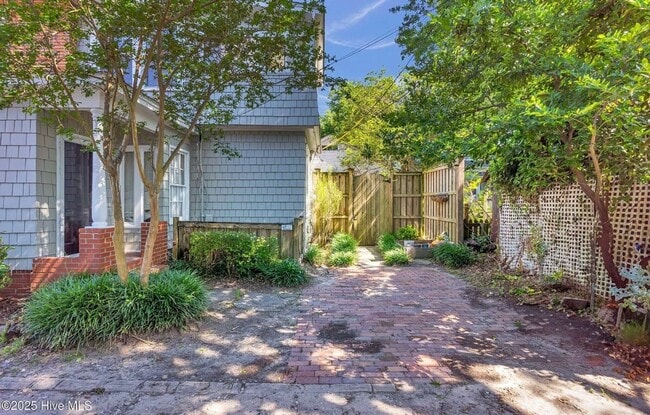 Building Photo - 3 Bed 3 Bath Historic Home