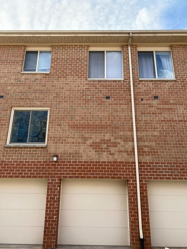 Building Photo - Gorgeous 2-Bedroom Townhome Near the Art Museum! One-Car Garage Included!