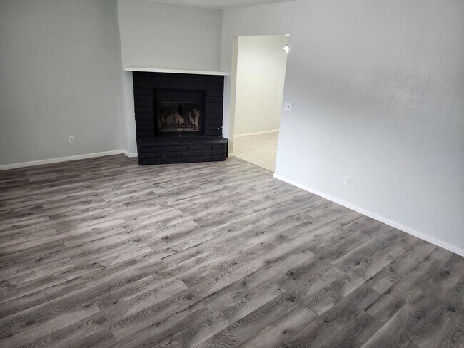 Building Photo - 15833 Serrano Rd