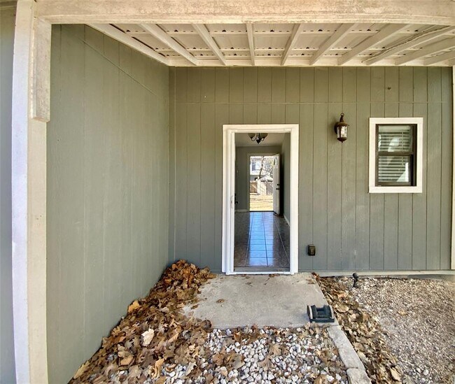 Building Photo - 2704 Palomino Dr