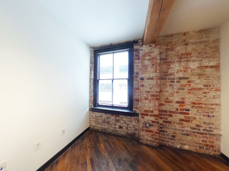 Building Photo - 1318 W Broad St