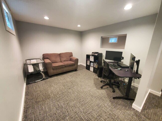 Building Photo - 4 bed 2 bath Comfortable and spacious single-family house, in NE Minneapolis