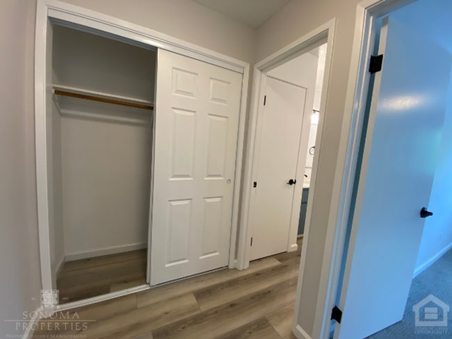 Building Photo - 2BD/2BA Upstairs Duplex with Garage