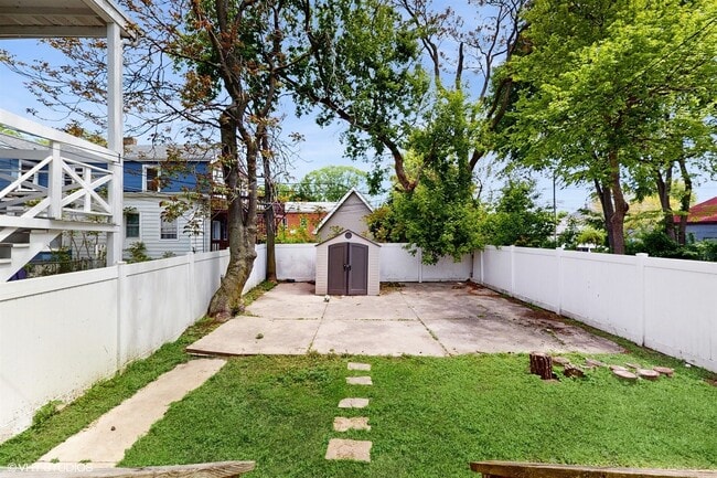 Building Photo - 1739 Dodge Ave