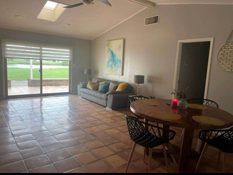 Building Photo - 712 Continental Dr