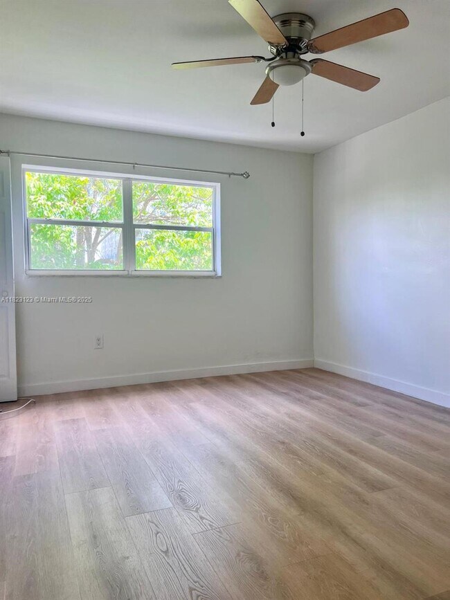 Building Photo - 7820 NE Bayshore Ct