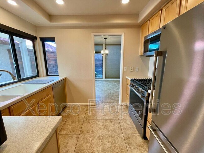 Building Photo - 2353 E Miramonte Cir
