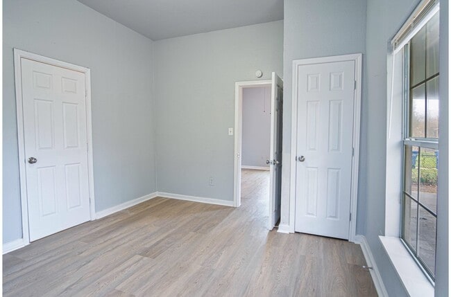 Building Photo - Convenient Home near Downtown's Heart