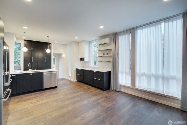 Building Photo - 2Bd/1.75Ba Seattle Townhouse