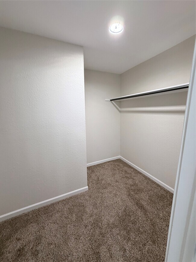 Building Photo - 2915 Creston Dr