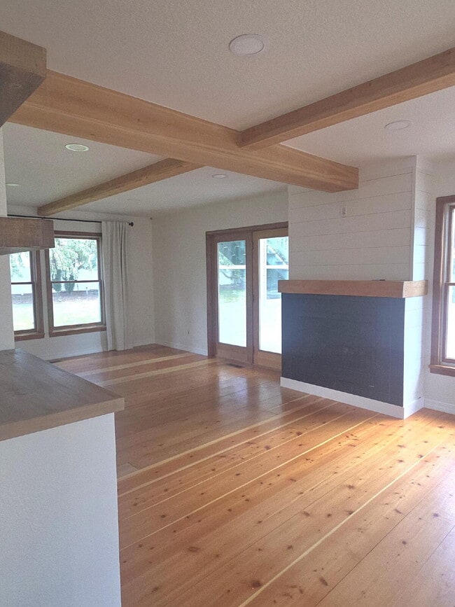 Building Photo - Spacious home in country setting, yet clos...