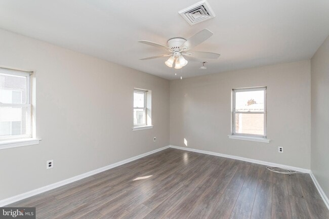 Building Photo - 2701 E Somerset St